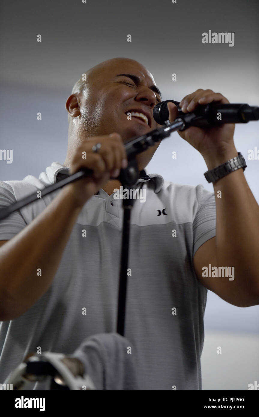 Master Sgt. Quez Vasquez, U.S. Forze Aeree del comando centrale vocalist di banda, esegue per servizio distribuito ai membri in una località segreta nel sud-ovest Asia, 24 agosto 2018. La banda di USAFCENT ruota diversi ensemble attraverso l'area di responsabilità che eseguire una grande varietà di stili musicali di fare appello ad un pubblico di tutte le età e sfondi. (U.S. Air Force photo by Staff Sgt. Dana J. cavo) Foto Stock