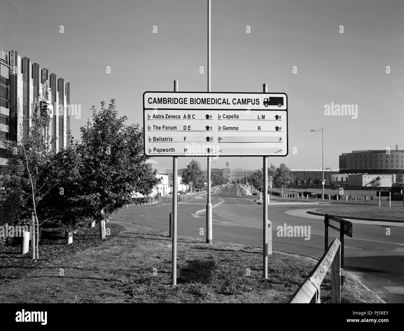 Segno di direzione per la consegna dei veicoli al Cambridge Campus Biomedico Foto Stock