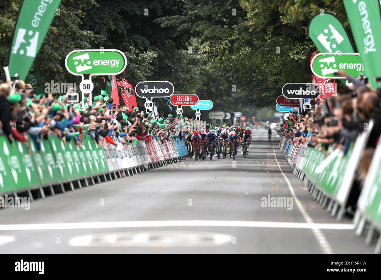 Quick Step pavimento è Julian Alaphilippe (centro) sul suo modo di vincere la terza fase dell'Ovo Energy Tour della Gran Bretagna 2018 a Bristol. Stampa foto di associazione. Picture Data: martedì 4 settembre, 2018. Vedere PA storia Tour in Bicicletta di Gran Bretagna. Foto di credito dovrebbe leggere: David Davies/PA FILO Foto Stock