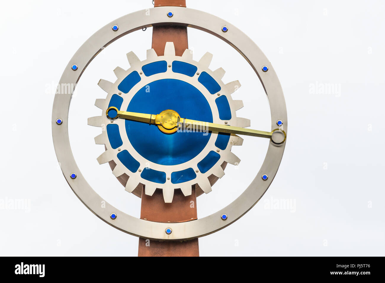 Uno stile contemporaneo orologio, ora rotto, installato dal Rotary Club in High Street nel centro di Kettering, Inghilterra, Agosto 2018. Foto Stock