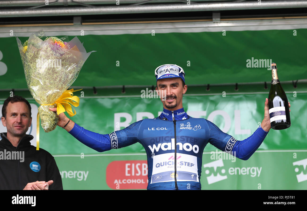 Quick Step pavimento è Julian Alaphilippe sul podio dopo essere diventato il leader dei punti durante la fase tre dell'Ovo Energy Tour della Gran Bretagna 2018 a Bristol. Stampa foto di associazione. Picture Data: martedì 4 settembre, 2018. Vedere PA storia Tour in Bicicletta di Gran Bretagna. Foto di credito dovrebbe leggere: David Davies/PA FILO Foto Stock