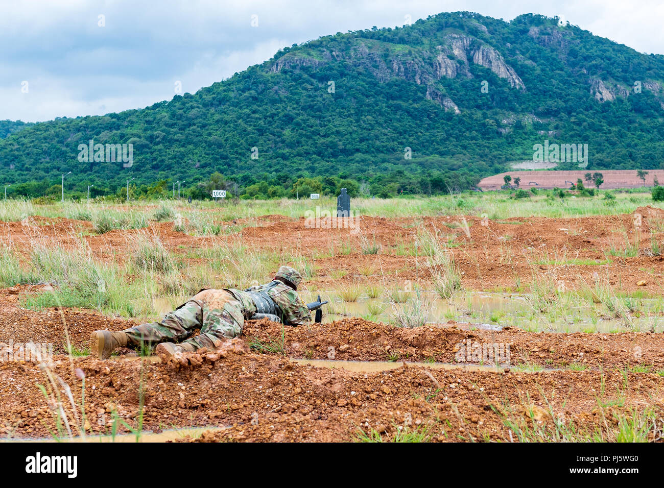 Idaho esercito Guardia Nazionale e Montana Esercito Nazionale soldati di guardia dal 116Brigata di cavalleria contro Team condurre un finale live-fire esercizio prove 27 Agosto durante Hanuman Guardian 2018 presso il Royal Thai dell esercito centro di cavalleria in Saraburi provincia della Thailandia. Hanuman Guardian 2018, 20 agosto - 30, costruisce le capacità di entrambi gli eserciti e aumenta l'interoperabilità degli Stati Uniti e della Tailandia forze, longtime alleati. Più di 150 U.S. Esercito e 350 Esercito Nazionale soldati di guardia e 350 Royal Thai soldati dell esercito partecipano in esercizio. Foto Stock