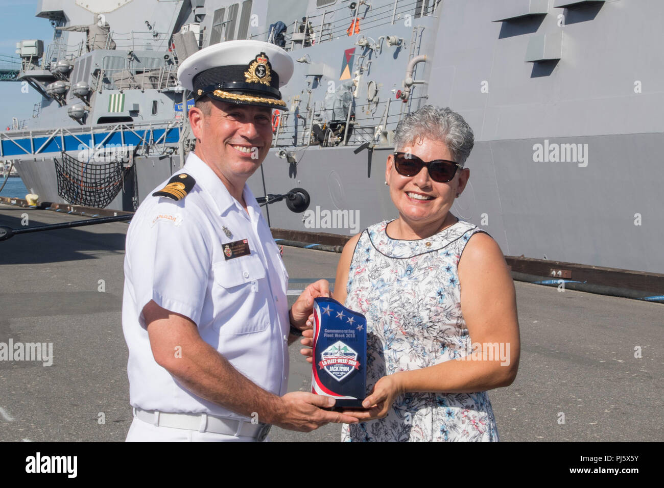 La HMCS Ottawa (FFH 341) è una fregata classe Halifax della Royal Canadian Navy commissionata nel 1996. Il 28 agosto 2018, durante la Los Angeles Fleet Week, l'ufficiale comandante della nave accettò una targa di partecipazione alla cerimonia di apertura a Los Angeles, California. L'immagine d'archivio documenta il coinvolgimento della nave della Marina canadese nelle attività settimanali della flotta multinazionale. Foto Stock