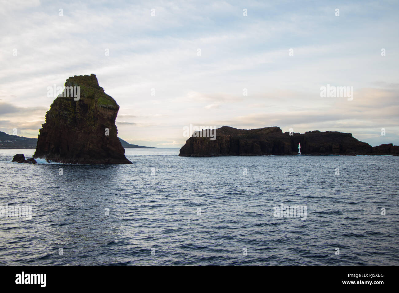 Rocce nell'oceano, isole Azzorre, Portogallo Foto Stock