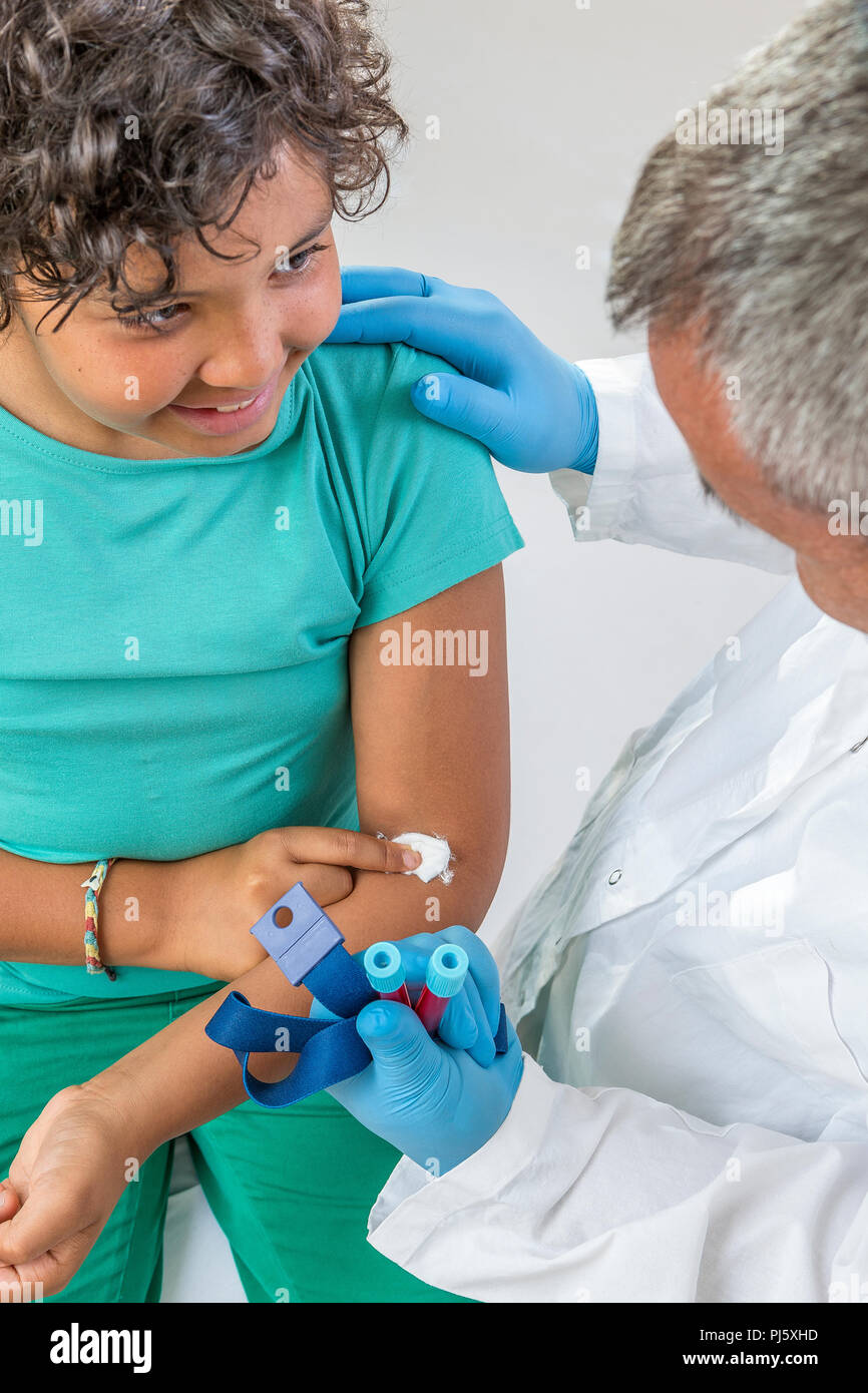 Esame del sangue. Docteur rendendo ragazzo per il prelievo di campioni di sangue per testare la sua salute Foto Stock