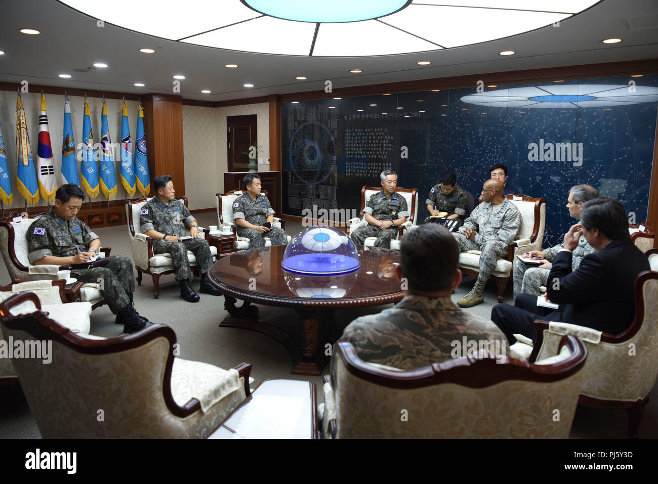 Gen. CQ Brown Jr., Pacific Air Forces commander, e il tenente Gen. Kenneth Wilsbach, Settimo Air Force commander, frequentare un ufficio chiamata con Gen. Wang Keun Lee, Repubblica di Corea Air Force capo del personale e leadership ROKAF presso il quartier generale ROKAF, Gyeryongdae, Rok, 28 agosto 2018. Durante la chiamata ufficio, Lee ha accolto con favore il nuovo comandanti e ha espresso il suo entusiasmo per la crescita della Rok e U.S. Air Force alliance. (U.S. Air Force foto di Airman 1. Classe Ilyana Escalona) Foto Stock