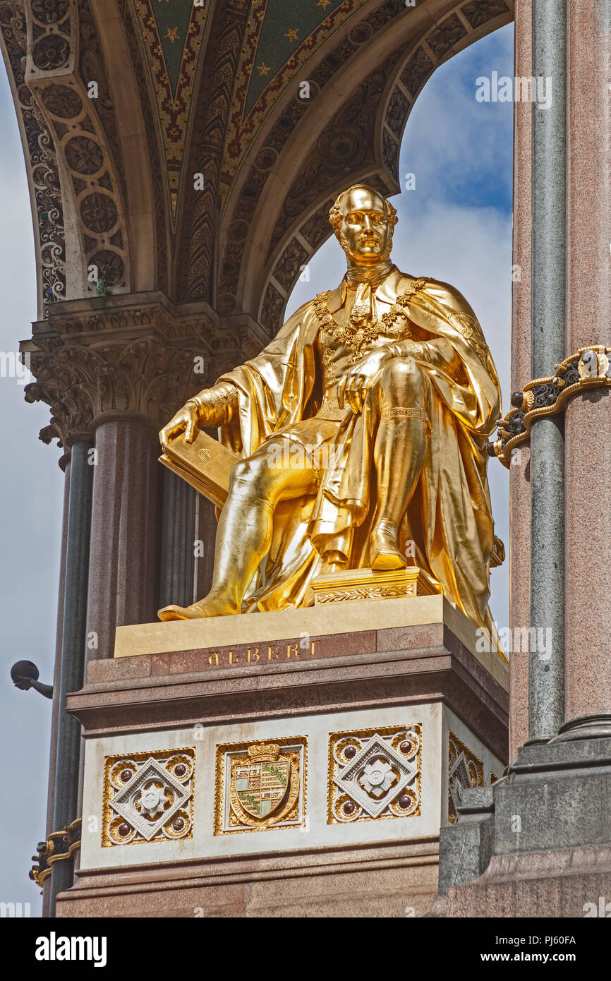 London, Kensington Gardens la foglia oro-coperto memorial statua del Principe Albert come pezzo centrale dell'Albert Memorial Foto Stock