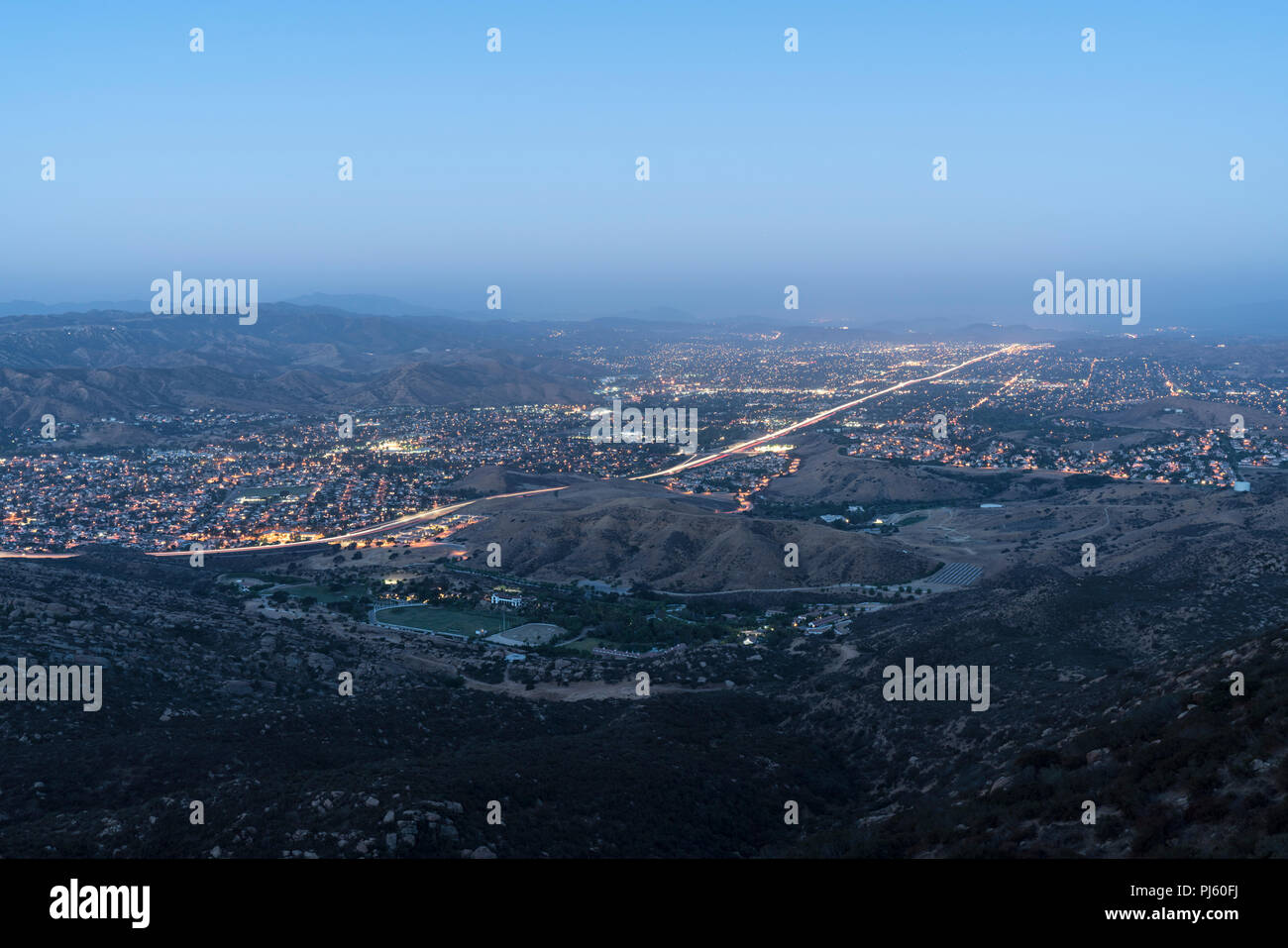Predawn cima vista di Simi Valley vicino a Los Angeles, California. Foto Stock