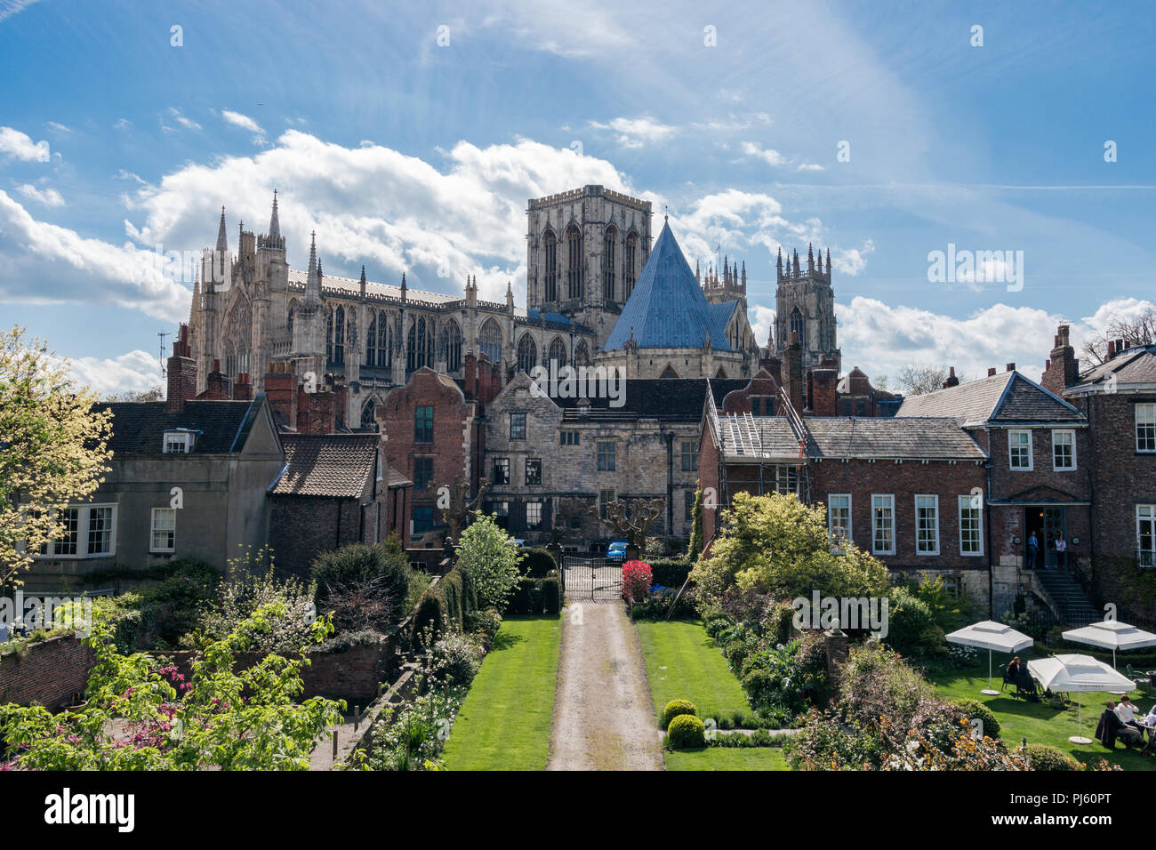 York Minster con la Grey's Court Hotel, presi dalle mura della città, York, Inghilterra Foto Stock