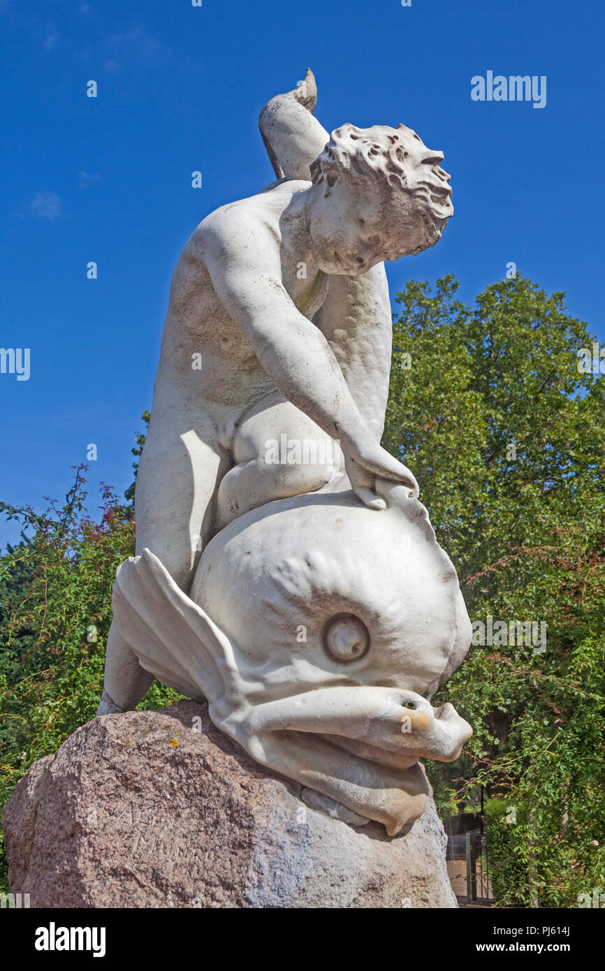 Di Londra, Hyde Park Il ragazzo di marmo e Dolphin statua del 1862 nel giardino di rose Foto Stock