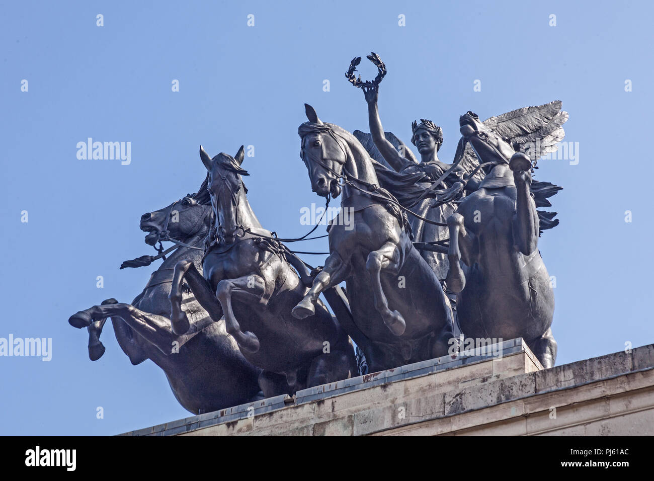 La scultura in bronzo di Nike, la dea alata della vittoria, alla guida di una quattro carrozza a cavalli, sormontante il Wellington Arch a Hyde Park Corner Foto Stock