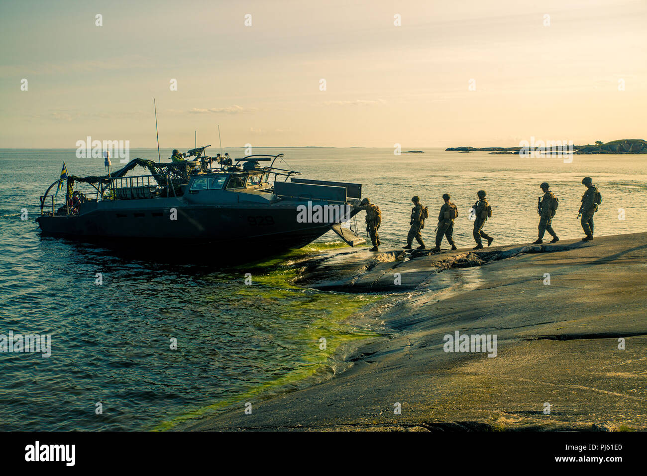 Svedese e marines marines con Marine rotazionale scheda Force-Europe svedese barca di combattimento 90 (CB-90) durante l assalto anfibio prova durante l'esercizio arcipelago sforzarsi in Korso, in Svezia, il 30 agosto 2018. Arcipelago Endeavour è un accordo bilaterale in materia di esercizio in Svezia per migliorare l'interoperabilità e rafforzare la sicurezza nella regione del Mar Baltico. Questa è la prima volta negli Stati Uniti e Marines svedese sono stati formati come una unità integrata sul CB-90s per eseguire una società a livello di assalto anfibio sull'esterno arcipelago di Stoccolma. (U.S. Marine Corps foto di Sgt. Devin Andrews/rilasciato) Foto Stock