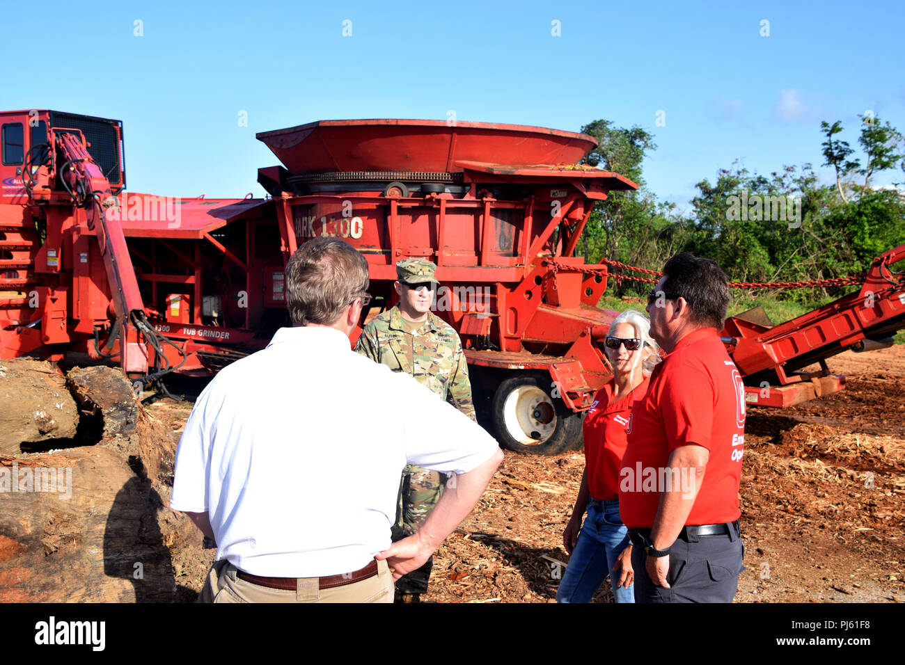 Stati Uniti Esercito di ingegneri, Task force "Recupero Commander MAJ Scotty Autin ispeziona la temporanea riduzione di smaltimento sito come parte del continuo FEMA assegnata la missione di detriti, Vega Baja, Puerto Rico, 1 settembre 2018. Il corpo degli ingegneri è in via di completamento della missione di detriti in Puerto Rico e si è impegnata a finitura forti per il popolo di Puerto Rico. Foto Stock