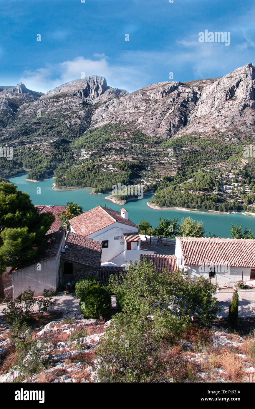 Case e acque turchesi serbatoio nella città di Guadalest a Valencia in Spagna, Europa. Foto Stock