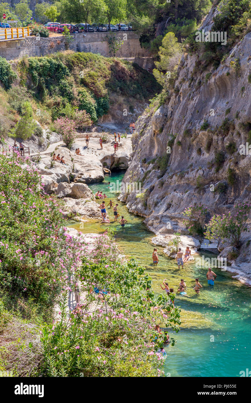 El Pou Clar fiume popolare area della piscina vicino a Bocairent, Comunità Valenciana, Spagna Foto Stock