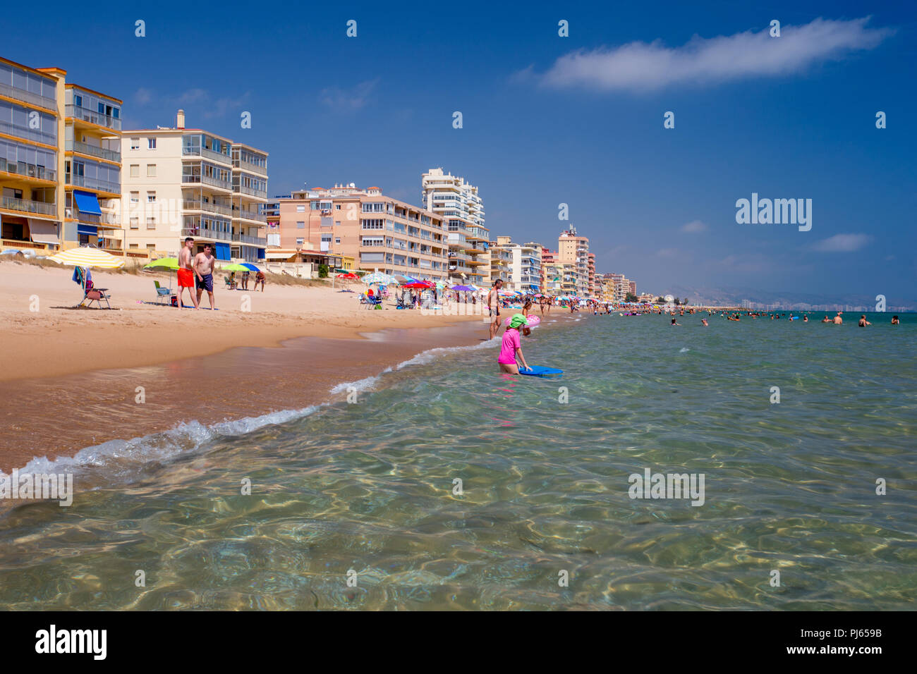 Playa de Tavernes de la valldigna, spiaggia e appartamenti nella Comunità Valenciana, Spagna Foto Stock