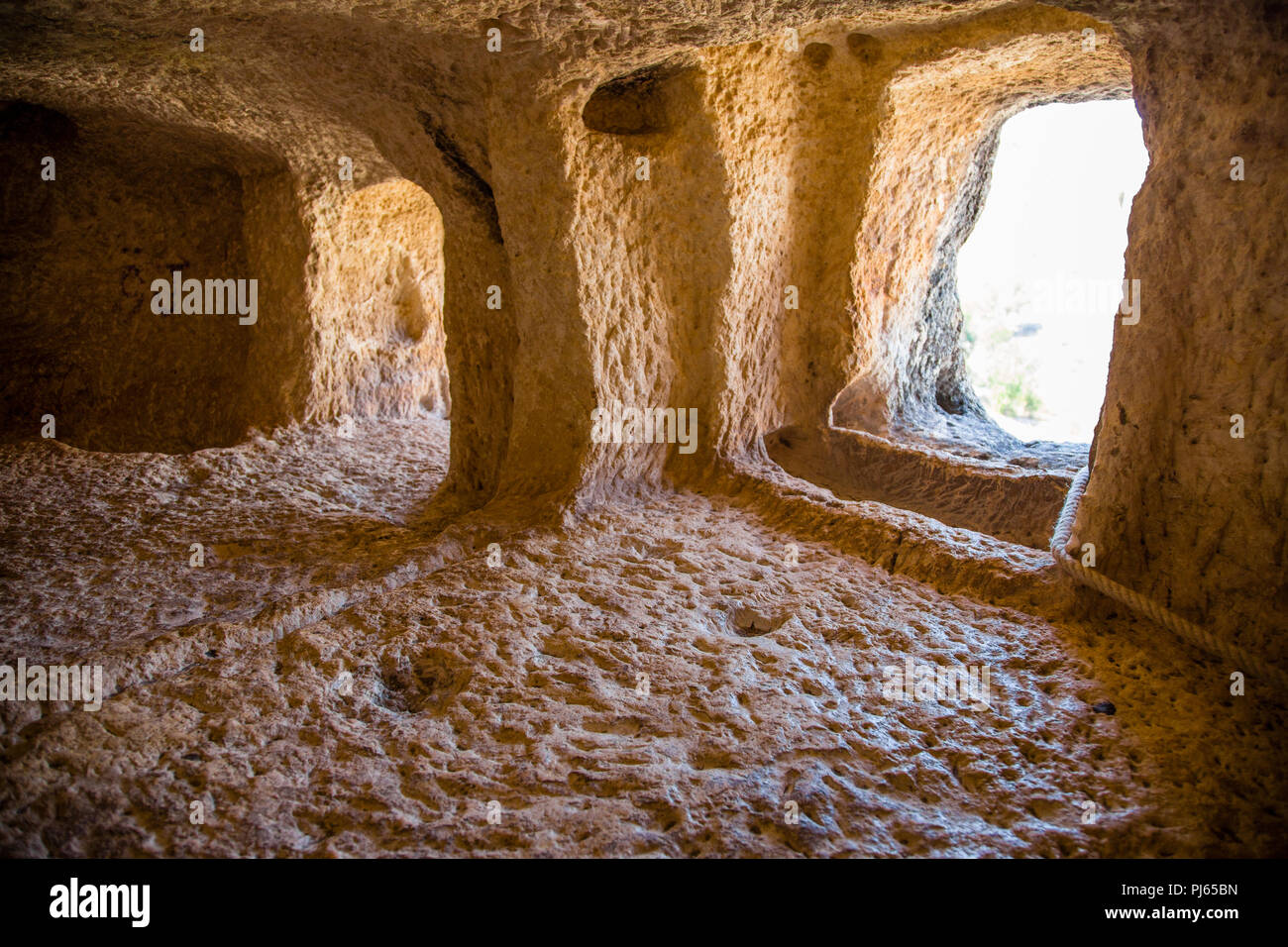 Covetes dels Moros, pensato per essere moresco magazzino berbero grotte a Bocairent, Comunità Valenciana, Spagna Foto Stock