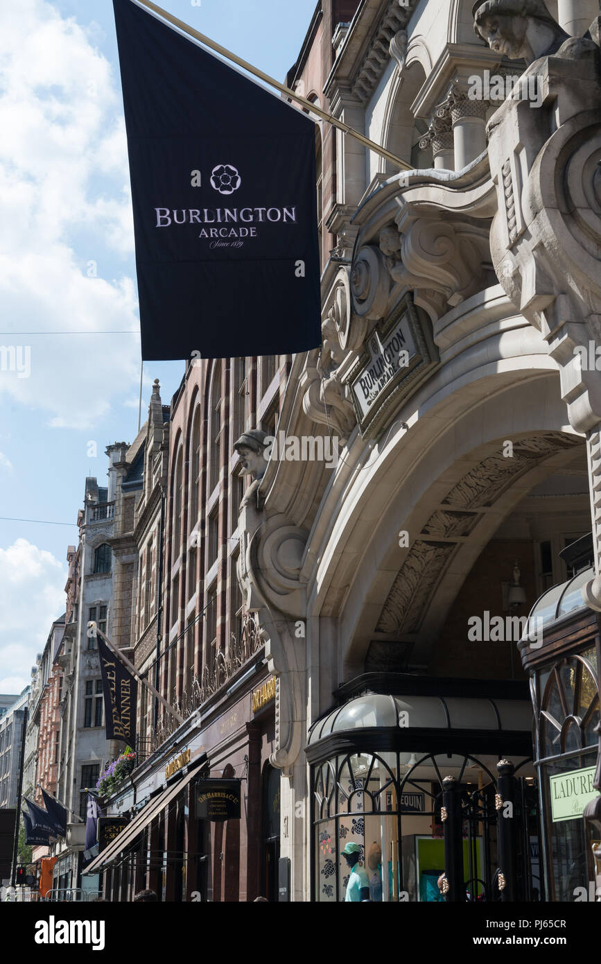 Nome banner pende sopra l'entrata di Burlington Arcade da Piccadilly, Londra, Inghilterra, Regno Unito Foto Stock
