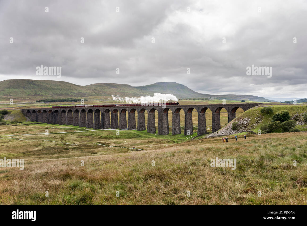 Ribblehead, North Yorkshire, Regno Unito. Il 4 settembre 2018. Il Dalesman treno a vapore che attraversa il viadotto Ribblehead sull'accontentarsi di Carlisle linea ferroviaria. Il Dalesman è un regolare treno speciale nel periodo estivo e di vapore è trainato da Hellifield (vicino a Skipton) per Carlisle e ritorno. Oggi il treno è trainato da 45669 "Galatea', una locomotiva costruire dall'LMS Azienda ferroviaria nel 1936. Credito: John Bentley/Alamy Live News Foto Stock