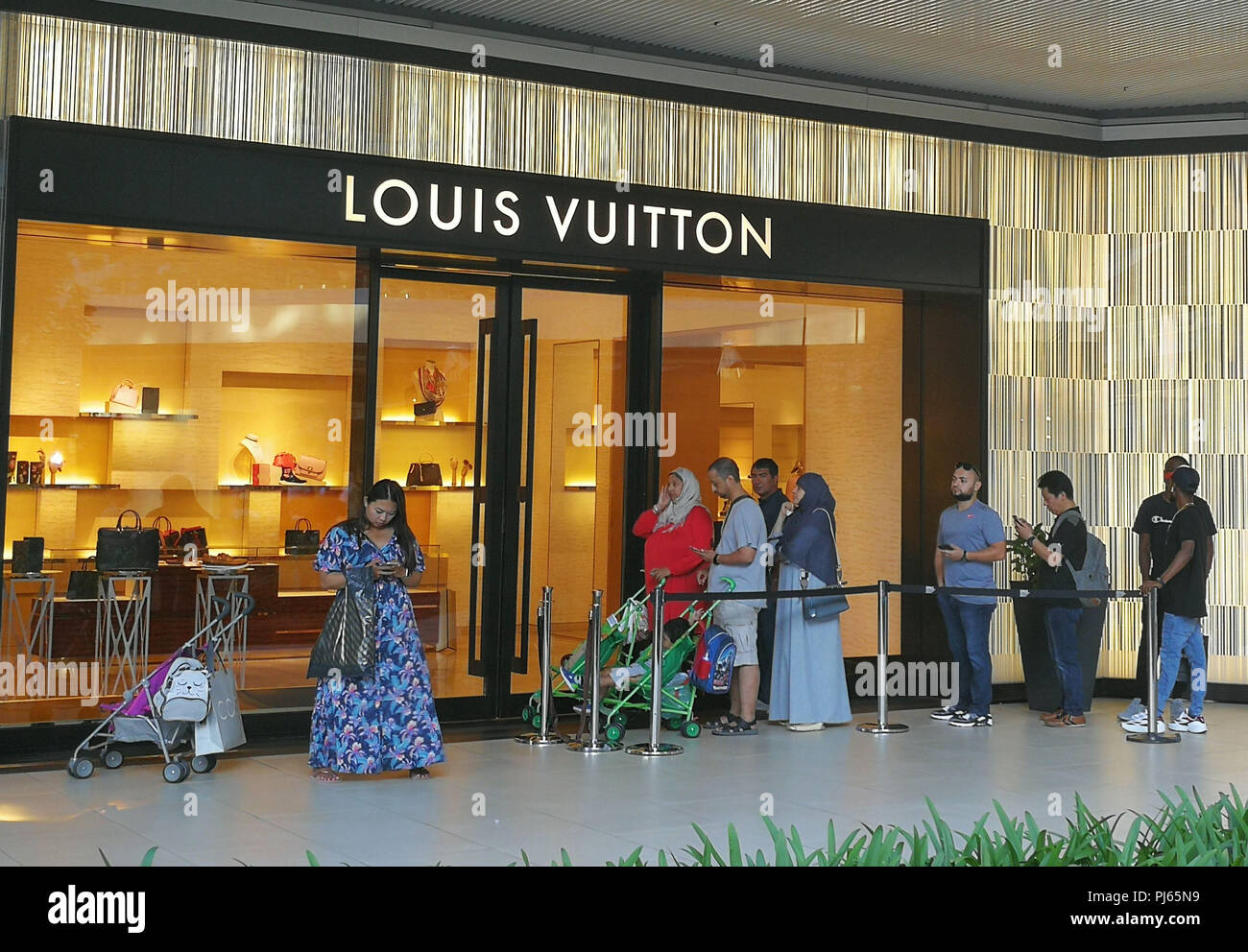 (180904) -- Istanbul, Sett. 4, 2018(Xinhua) -- i clienti in attesa in coda in un negozio Louis Vuitton di Istambul Zorlu Center shopping mall, Turchia, il 15 agosto 2018. Bagno turco inflazione accelerata in agosto al suo tasso più veloce in 15 anni, esercitare maggiore pressione sul già più debole di lira, mentre la banca centrale ha accennato ad un aumento dei tassi d interesse la prossima settimana. (Xinhua/Egli Canling) (yg) Foto Stock