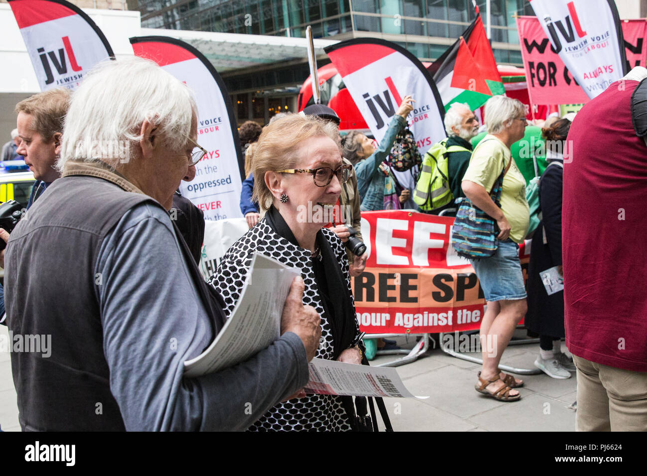 Londra, Regno Unito. 4 settembre 2018. Margaret Beckett parlamentare arriva durante una protesta dei sostenitori di Jeremy Corbyn di Jewish Voice for Labour, Momentum e di altri gruppi al di fuori della sede del Partito Laburista il giorno in cui il partito NEC doveva adottare la definizione IHRA e esempi di antisemitismo. Crediti: Mark Kerrison/Alamy Live News Foto Stock