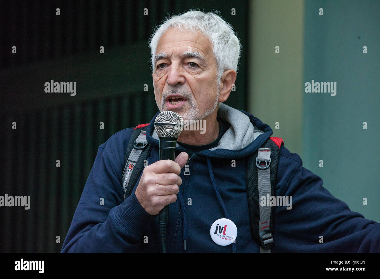 Londra, Regno Unito. 4 settembre 2018. Glyn Secker di Jews for Justice for Palestinians si rivolge ai sostenitori di Jeremy Corbyn di Jewish Voice for Labour, Momentum e di altri gruppi che fanno campagna al di fuori della sede del Partito Laburista il giorno in cui il partito NEC avrebbe dovuto adottare la definizione IHRA ed esempi di antisemitismo. Crediti: Mark Kerrison/Alamy Live News Foto Stock