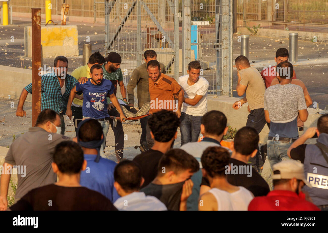 4 settembre 2018 - Beit Hanoun, Striscia di Gaza, Territori palestinesi - palestinesi raccogliere durante gli scontri con le truppe israeliane a seguito di una protesta contro gli Stati Uniti la decisione di interrompere il finanziamento e il sostegno dell'agenzia delle Nazioni Unite per i profughi della Palestina (UNRWA) a Erez incrocio con Israele nel nord della Striscia di Gaza il 4 settembre 2018. Gli Stati Uniti hanno arrestato tutti i finanziamenti di agenzia delle Nazioni Unite che aiuta i rifugiati palestinesi. Dipartimento di stato portavoce Heather Nauert detto il modello di business e prassi fiscali dell'Ente soccorso e lavori delle Nazioni Unite (UNRWA) ha reso un '' Foto Stock