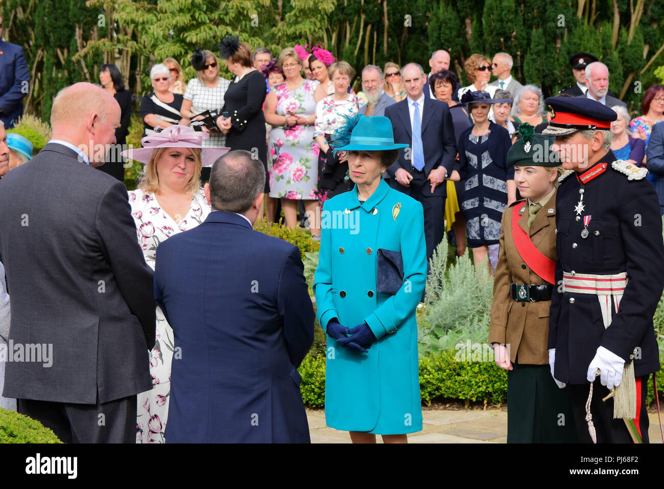 Il castello di Hillbrough, Irlanda del Nord. Il 4 settembre 2018. Sua Altezza Reale la Principessa Anna ha partecipato il Segretario di Stato per l Irlanda del Nord del giardino annuale festa al castello di Hillsborough, Princess Anne ha incontrato e parlato con i visitatori durante un aborigeno nei giardini. Hillsborough: Co Down: Regno Unito: 4° settembre 2018 Credit: Mark inverno/Alamy Live News Foto Stock