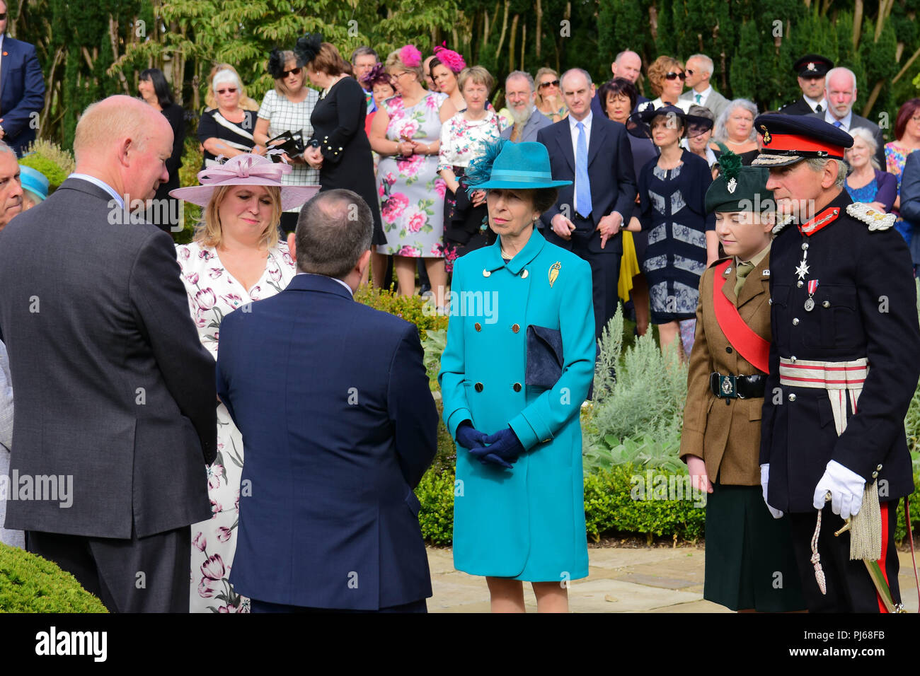 Il castello di Hillbrough, Irlanda del Nord. Il 4 settembre 2018. Sua Altezza Reale la Principessa Anna ha partecipato il Segretario di Stato per l Irlanda del Nord del giardino annuale festa al castello di Hillsborough, Princess Anne ha incontrato e parlato con i visitatori durante un aborigeno nei giardini. Hillsborough: Co Down: Regno Unito: 4° settembre 2018 Credit: Mark inverno/Alamy Live News Foto Stock