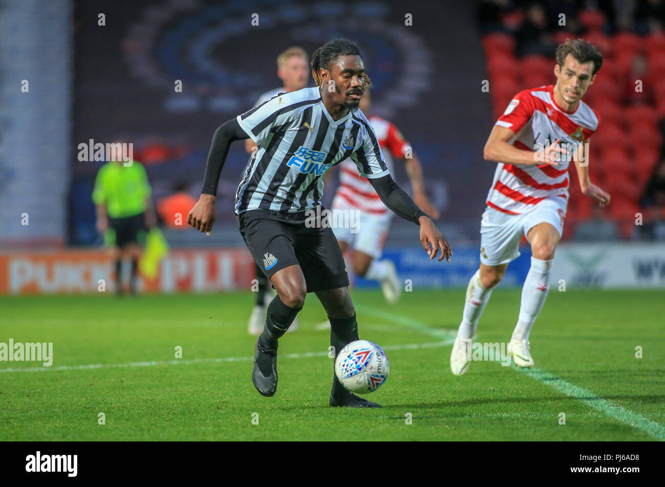 Doncaster, Regno Unito. Il 4 settembre 2018, Keepmoat Stadium, Doncaster, Inghilterra: Checkatrade EFL Trofeo, Doncaster v Newcastle U21 ; Stefan O'Connor di Newcastle United U21's tenendo la palla fuori della difesa solo uso editoriale nessun uso non autorizzato di audio, video, dati, calendari, club/campionato loghi o 'live' servizi. Online in corrispondenza uso limitato a 45 immagini, nessun video emulazione. Nessun uso in scommesse, giochi o un singolo giocatore/club/league pubblicazioni e tutti English Football League immagini sono soggette a licenza DataCo Credito: News immagini /Alamy Live News Foto Stock