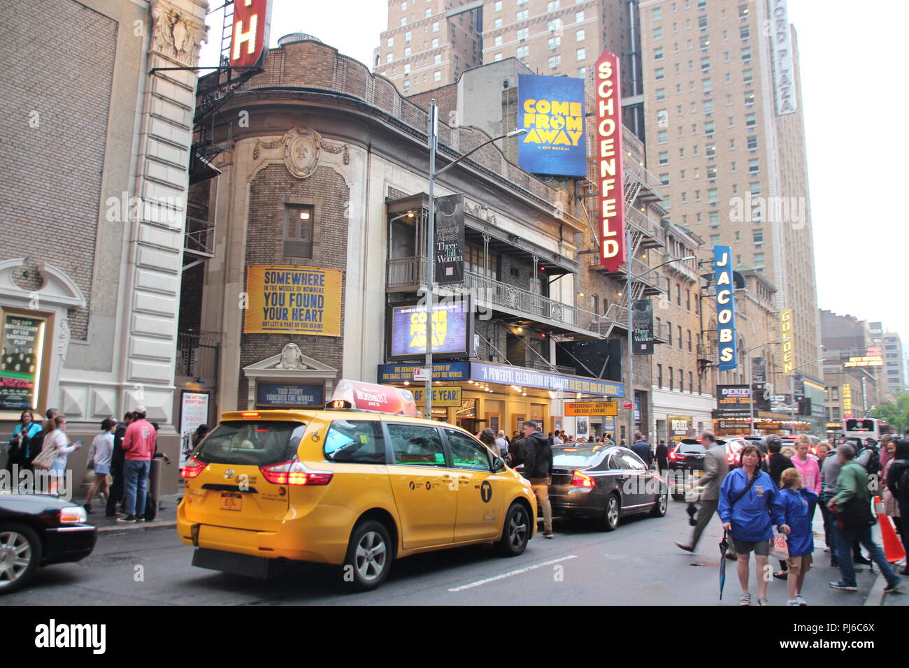 22.05.2018, USA, New York: Il teatro di Broadway in cui il musical "venuti da lontano" è mostrato. Essa riguarda gli attentati terroristici di settembre 11, 2001 e i loro effetti sulla Canadian piccola cittadina di circa 1800 chilometri di distanza. Dopo gli attentati dell'11 settembre, noi lo spazio aereo è chiuso. 6500 i passeggeri sono bloccati a Gander, Canada - e amorevolmente curato. (A dpa " Il buon popolo di Gander' del 05.09.2018) Foto: Christina Horsten/dpa Foto Stock