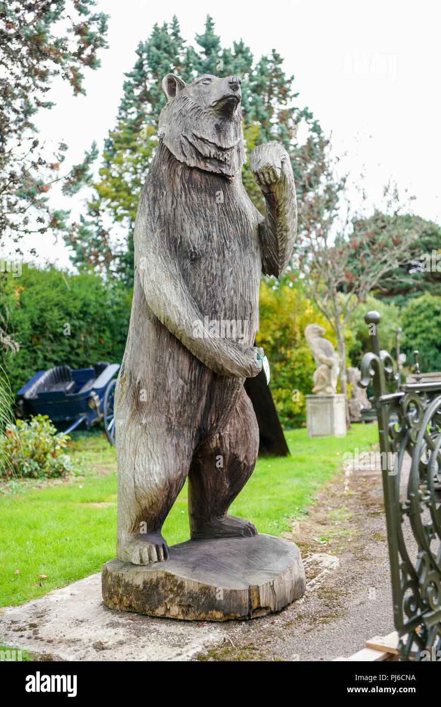 Stane Street, Billingshurst. 04 settembre 2018. Un set di molto rari manufatti per la vendita in estate il luogo di aste in Billingshurst, West Sussex. I manufatti di forma parte del 'Giardino della storia naturale e arte tribale' esposizione. La visualizzazione degli artefatti è il 22 e 24 settembre tra 10am e 4pm con l'asta a partire da 1pm il 25 settembre. Un insolito grande quercia di recare a partire dalla metà del XX secolo, prevede di recuperare tra £3000-5000. Credito: James jagger/Alamy Live News Foto Stock