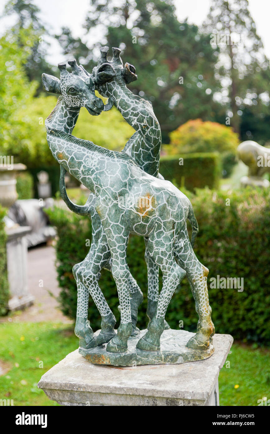 Stane Street, Billingshurst. 04 settembre 2018. Un set di molto rari manufatti per la vendita in estate il luogo di aste in Billingshurst, West Sussex. I manufatti di forma parte del 'Giardino della storia naturale e arte tribale' esposizione. La visualizzazione degli artefatti è il 22 e 24 settembre tra 10am e 4pm con l'asta a partire da 1pm il 25 settembre. Un opale pietra scultura giraffa dovrebbe recuperare tra £3000-5000. Credito: James jagger/Alamy Live News Foto Stock