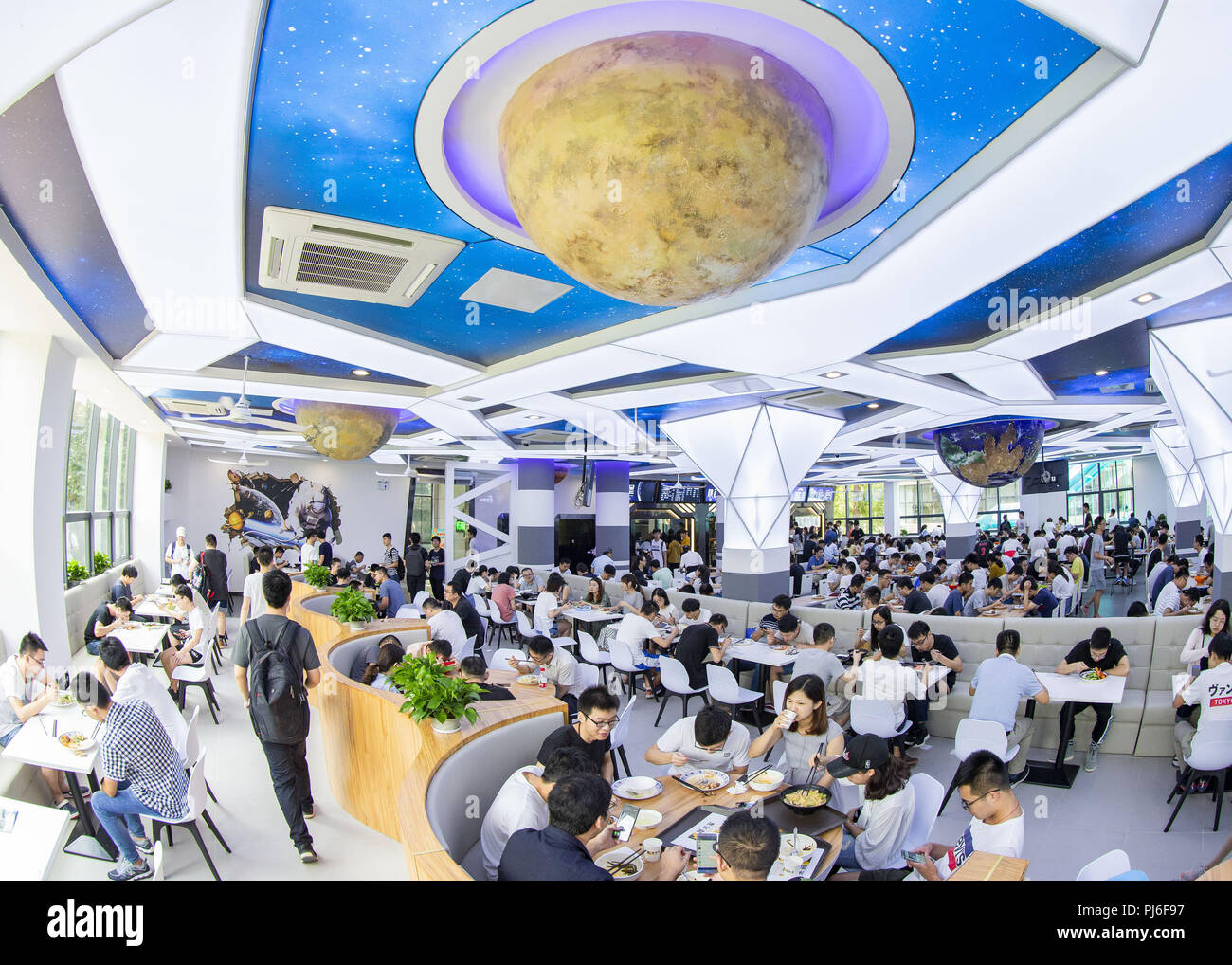 Nanjin, Nanjin, Cina. 5 Sep, 2018. Nanjing, Cina-studenti hanno pasti all'astronomia-mensa a tema a Nanjing University di aeronautica e astronautica in Nanjing East cinese della provincia di Jiangsu. Credito: SIPA Asia/ZUMA filo/Alamy Live News Foto Stock