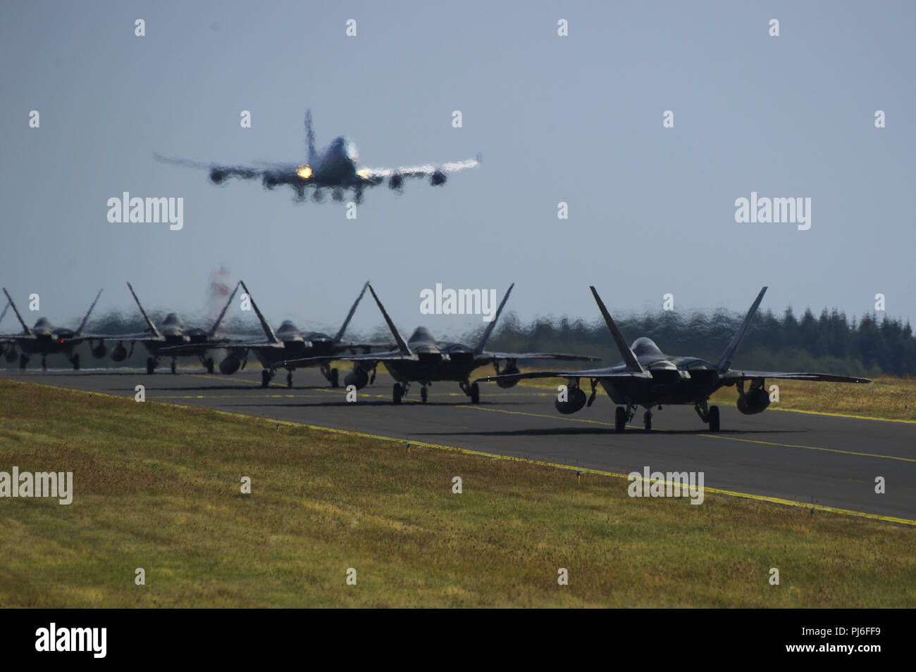 4 settembre 2018 - Spangdahlem Air Base, Baden-Württemberg, Germania - STATI UNITI Air Force F-22 rapaci dalla 95th Fighter Squadron, 325Fighter Wing, Tyndall Air Force Base, Fla., taxi sul flightline a Spangdahlem Air Base, Germania, il 29 agosto 2018. La 95th FS distribuite per Spangdahlem per condurre la familiarizzazione addestramento di volo con U.S. Forze Aeree in forze Europe-Air Africa aeromobili e gli avieri. (U.S. Air Force foto di Airman 1. Classe Valerie Seelye) www.dvidshub.net U.S. Dipartimento della difesa tramite globallookpress.com (credito Immagine: © U.S. Dipartimento della Difesa/Russo guardare attraverso ZUMA filo) Foto Stock