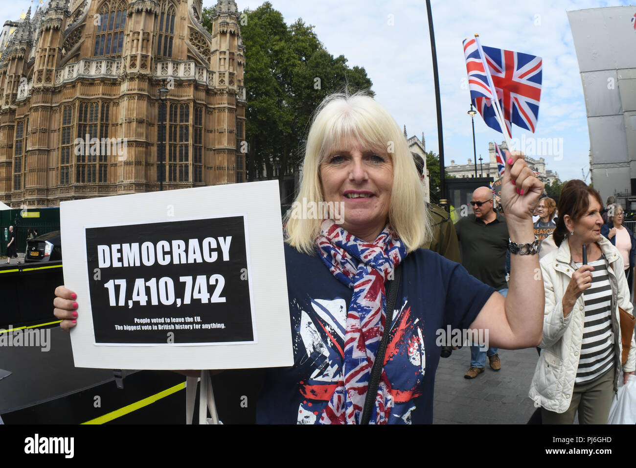 Westminster, Londra, Regno Unito. 5° settembre 2018. Pro-Brexit targhetta di contenimento per bloccare il Parlamento e il tradimento Brexit! Marzo in Westminster, Londra, Regno Unito. 5 settembre 2018. Credito: Picture Capital/Alamy Live News Foto Stock