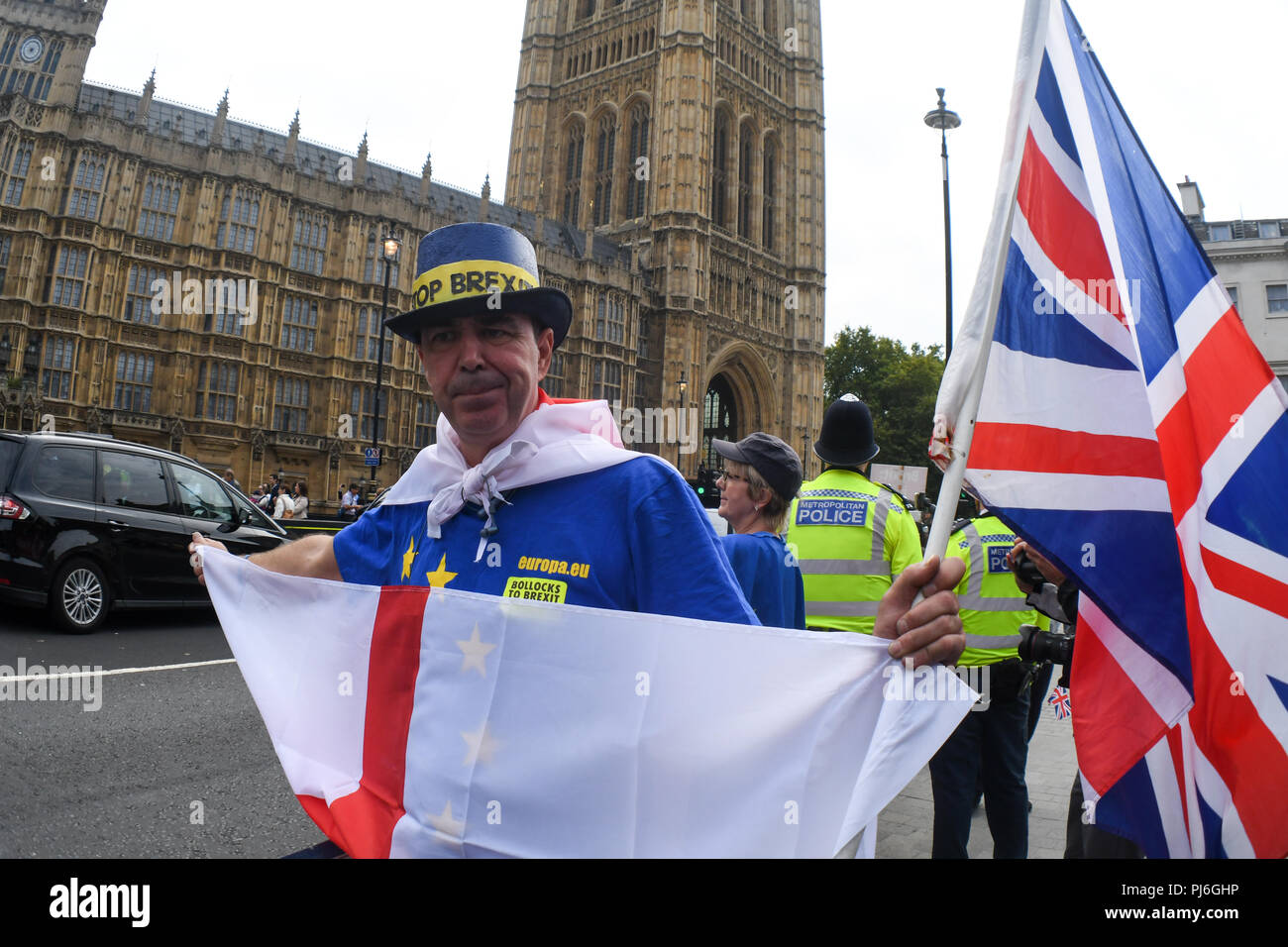 Westminster, Londra, Regno Unito. 5° settembre 2018. Conteggio Pro-Brexit anti-Brexit targhetta di contenimento per bloccare il Parlamento e il tradimento Brexit! Marzo a Westminster, Londra, Regno Unito. 5 settembre 2018. Credito: Picture Capital/Alamy Live News Foto Stock