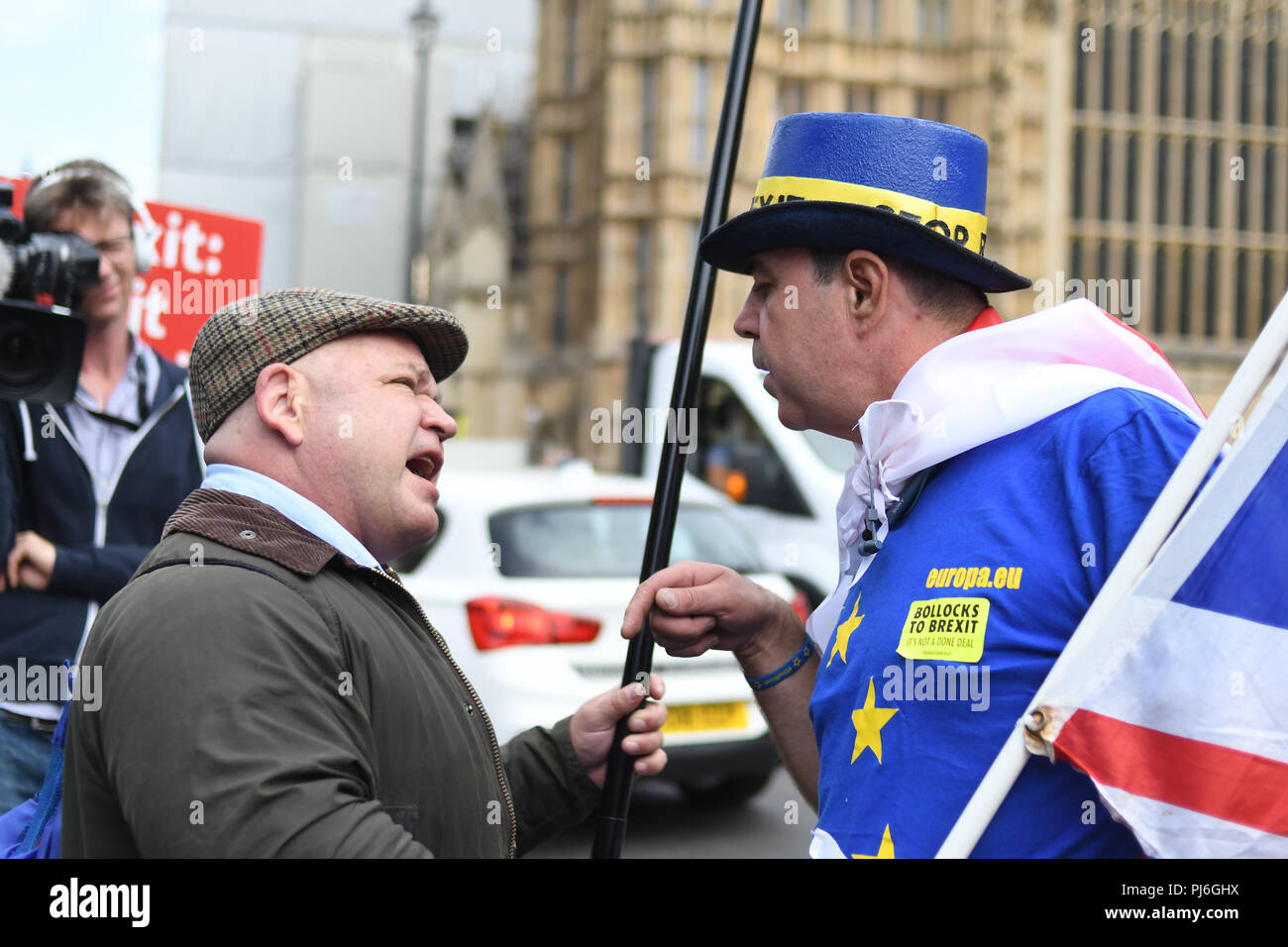 Westminster, Londra, Regno Unito. 5° settembre 2018. Conteggio Pro-Brexit anti-Brexit targhetta di contenimento per bloccare il Parlamento e il tradimento Brexit! Marzo a Westminster, Londra, Regno Unito. 5 settembre 2018. Credito: Picture Capital/Alamy Live News Foto Stock