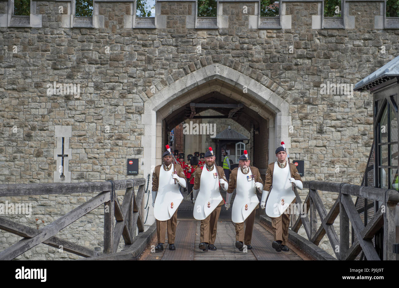 Città di Londra, Regno Unito. Il 5 settembre, 2018. Il reggimento Royal Fusiliers di esercitare il loro diritto a marzo attraverso il miglio quadrato come uno della città di Londra reggimenti privilegiata per celebrare il loro cinquantesimo anniversario. Questi privilegi Consenti il reggimento di esercitare il suo diritto di marcia attraverso la città con tamburi, colori battenti e baionette fissato in una sfilata in quick marzo dalla Torre di Londra al Guildhall. Credito: Malcolm Park editoriale/Alamy Live News Foto Stock