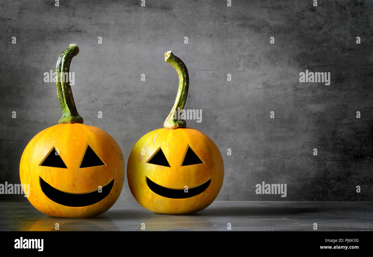 Scary Halloween zucche isolata su uno sfondo nero. Scary volti sorridenti Trick or Treat Foto Stock