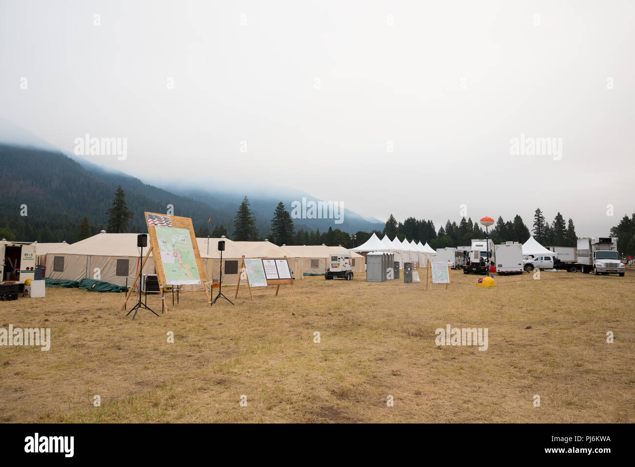 Terwilliger Fire Camp o, Stati Uniti d'America - 30 agosto 2018: Fire camp operations area base con mappe e yurta come uffici di Willamette National Forest duri Foto Stock