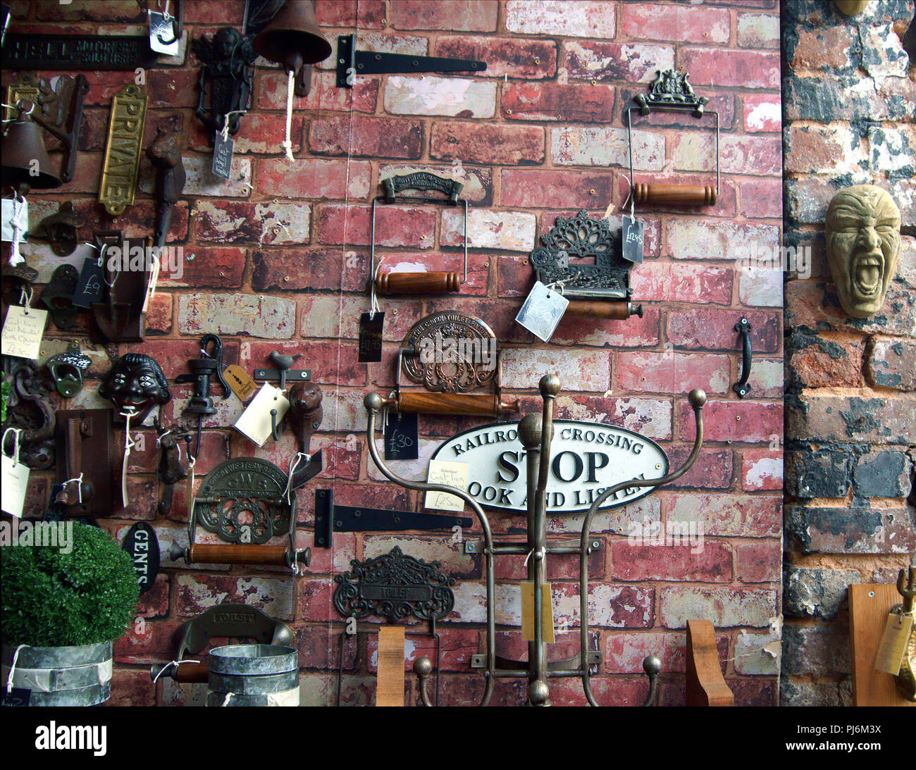 Piccolo negozio che offre bric a brac in Exeter quay lato/Waterside area nel Devon England, accanto al fiume Exe Foto Stock
