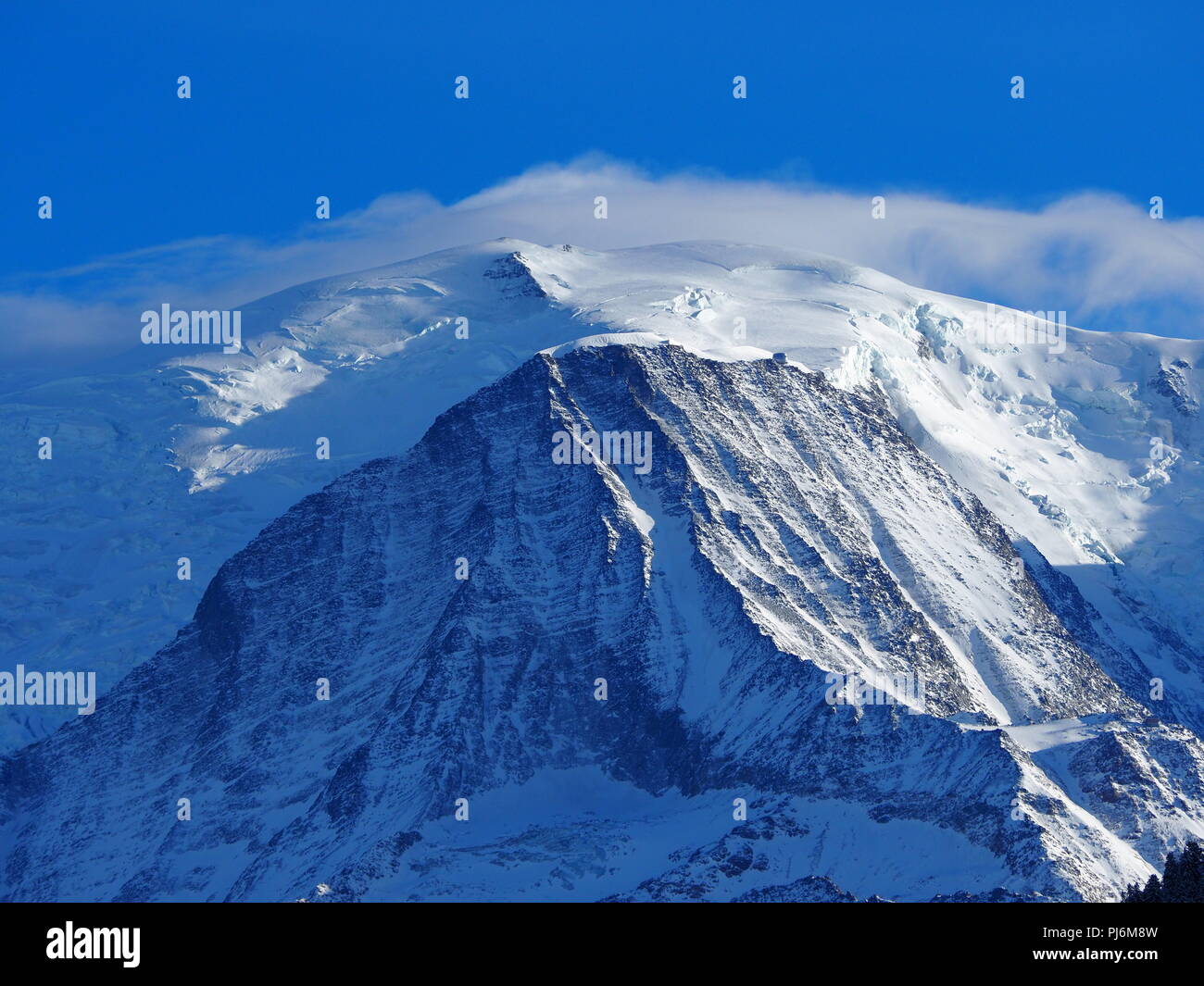 Vista laterale del Mont Blanc Mountain in inverno che mostra anche la vicina stazione meteo Foto Stock