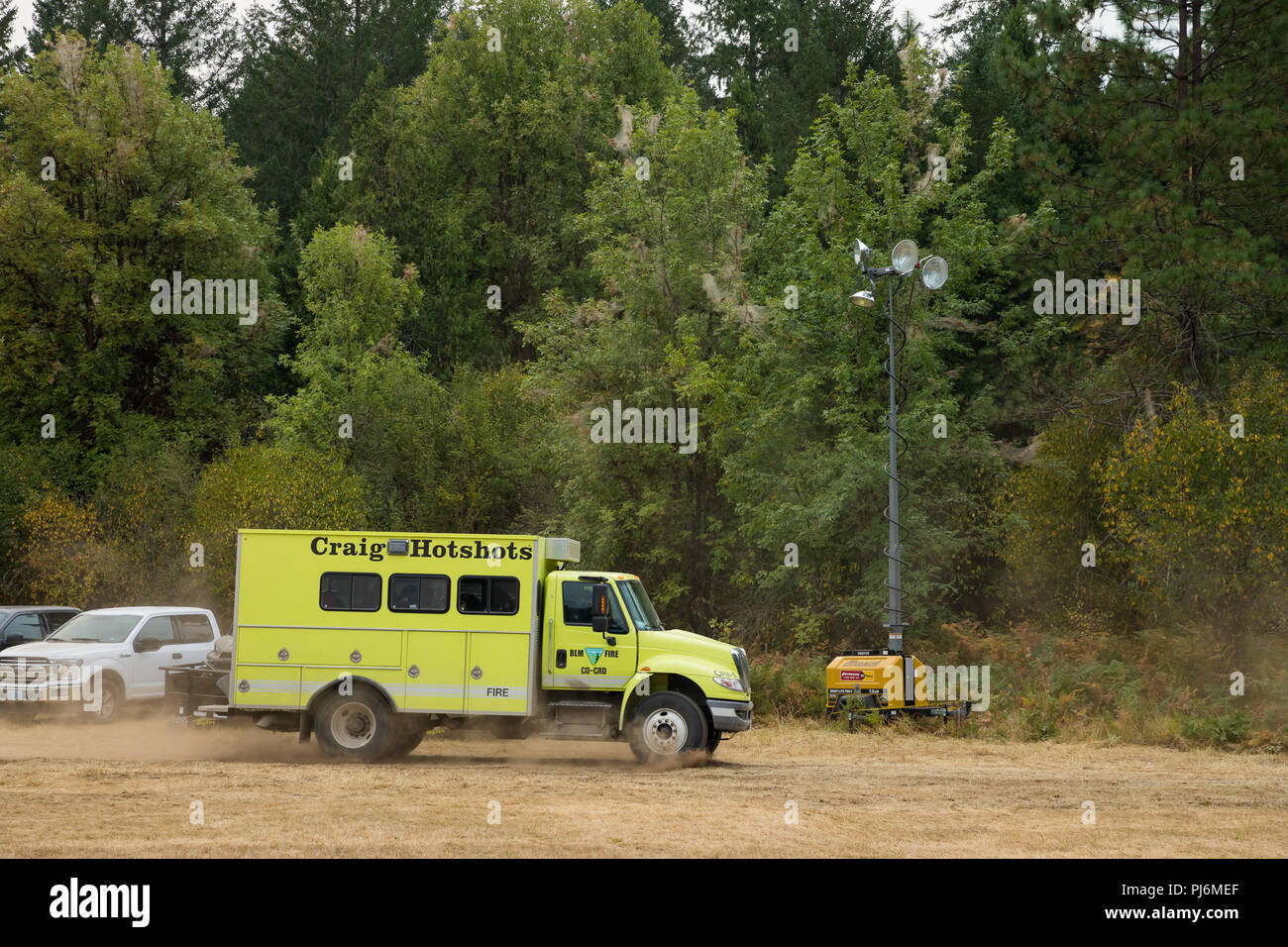 Terwilliger Fire Camp o, Stati Uniti d'America - 30 agosto 2018: Craig Hotshots camion fuoco prepararsi alla battaglia di blaze del Terwilliger Fire in Willamette Nat Foto Stock