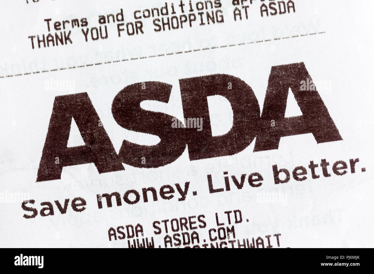 Close-up di Asda risparmiare soldi vivere meglio slogan stampati su uno scontrino fiscale. Foto Stock