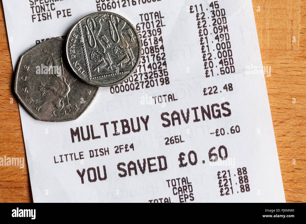 La quantità di risparmi Multibuy elencati su un supermercato fino al ricevimento con monete di valore della quantità totale salvato. Foto Stock