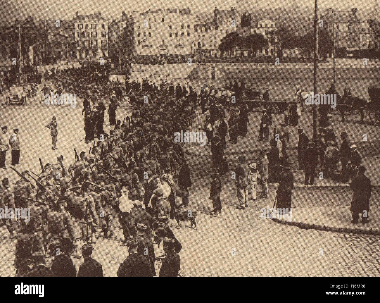 1914 News Foto. Le truppe britanniche (26thHighlanders) in servizio attivo in Francia, marciando attraverso Boulogne (sur semplice) Foto Stock