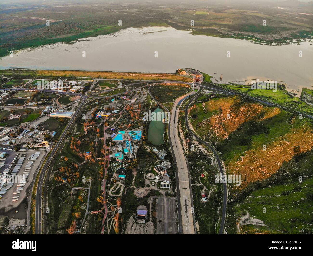 Vista aerea del Sauceda parco ricreativo, impianto di depurazione delle acque, il canale del fiume ford e Abelardo L. Rodriguez dam in Hermosillo, Sonora. Foto Stock