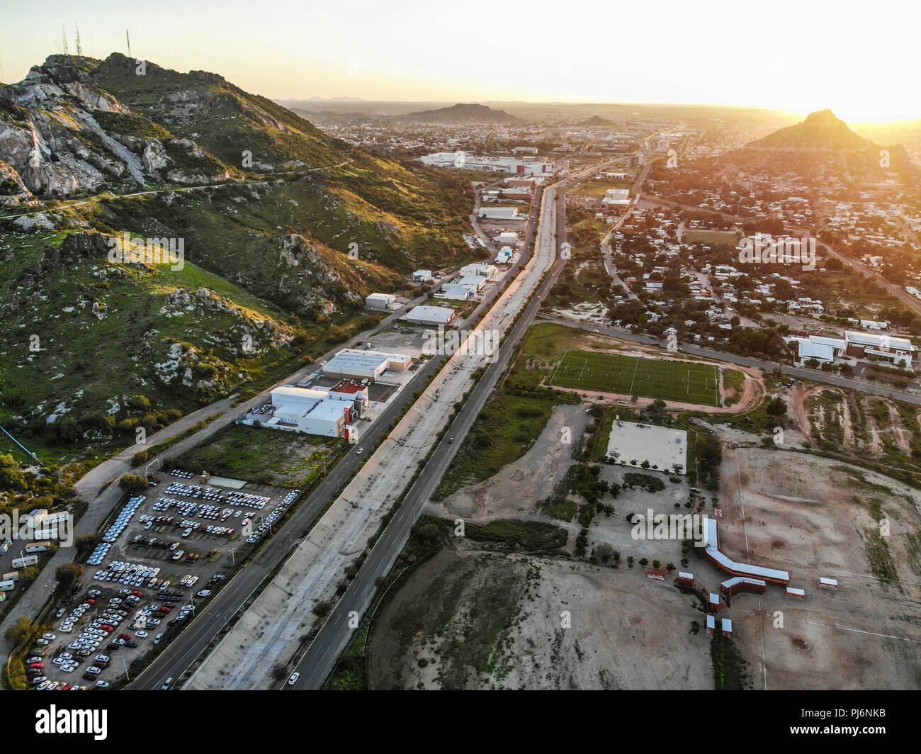 Vista aerea della collina di cemento e canal del vado del rio a Hermosillo, Sonora. (Foto: Luis Gutierrez / NortePhoto.com) ... Campos deportivos de la Foto Stock