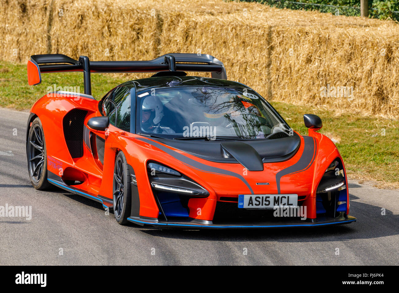 2018 McLaren Senna con autista Bruno Senna su esso è dimostrazione hillclimb eseguire al 2018 Goodwood Festival of Speed, Sussex, Regno Unito. Foto Stock